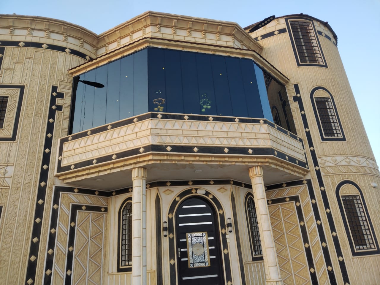 واجهة زجاجية ملونة لمول