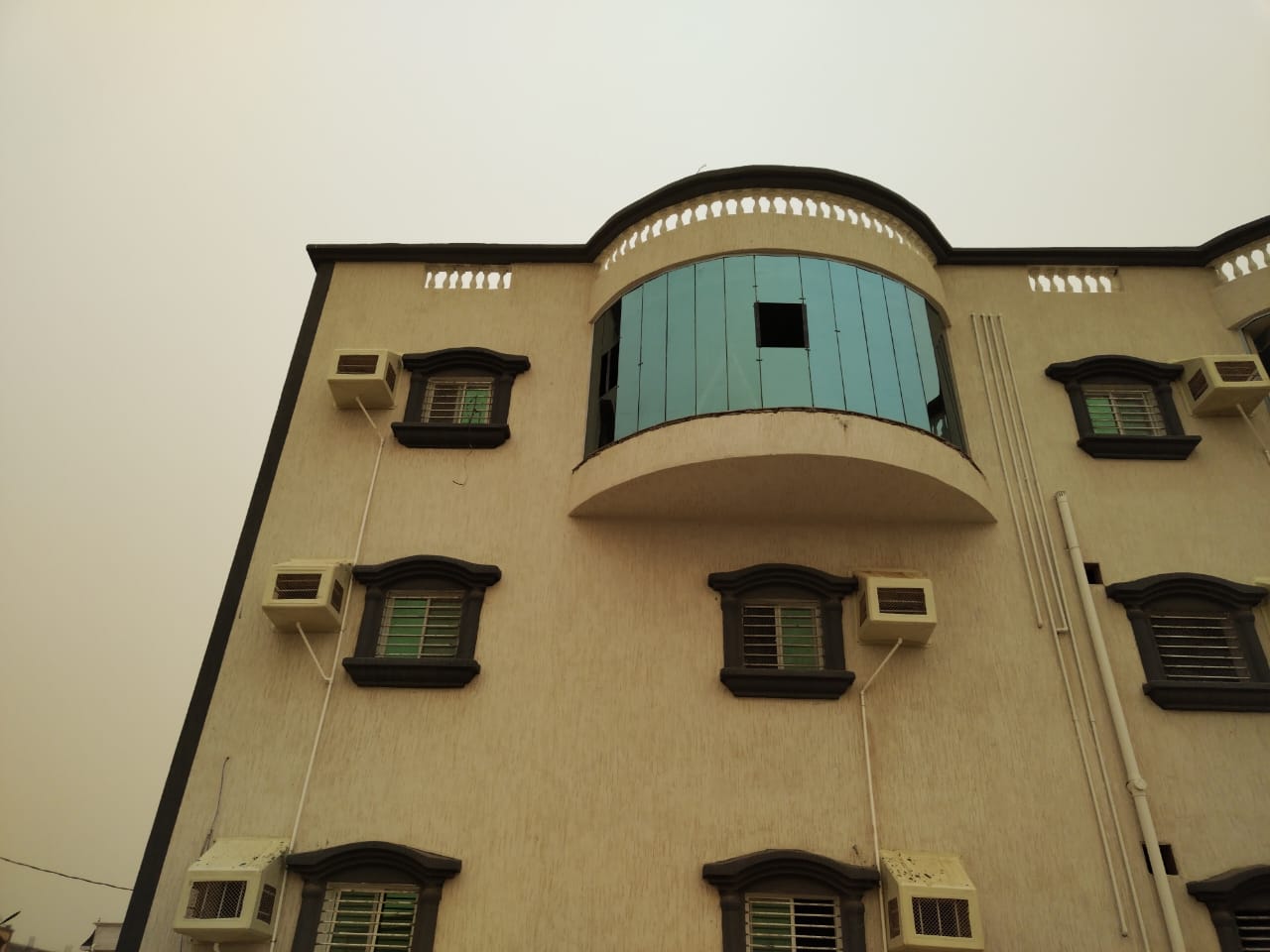 واجهة زجاجية منحنية