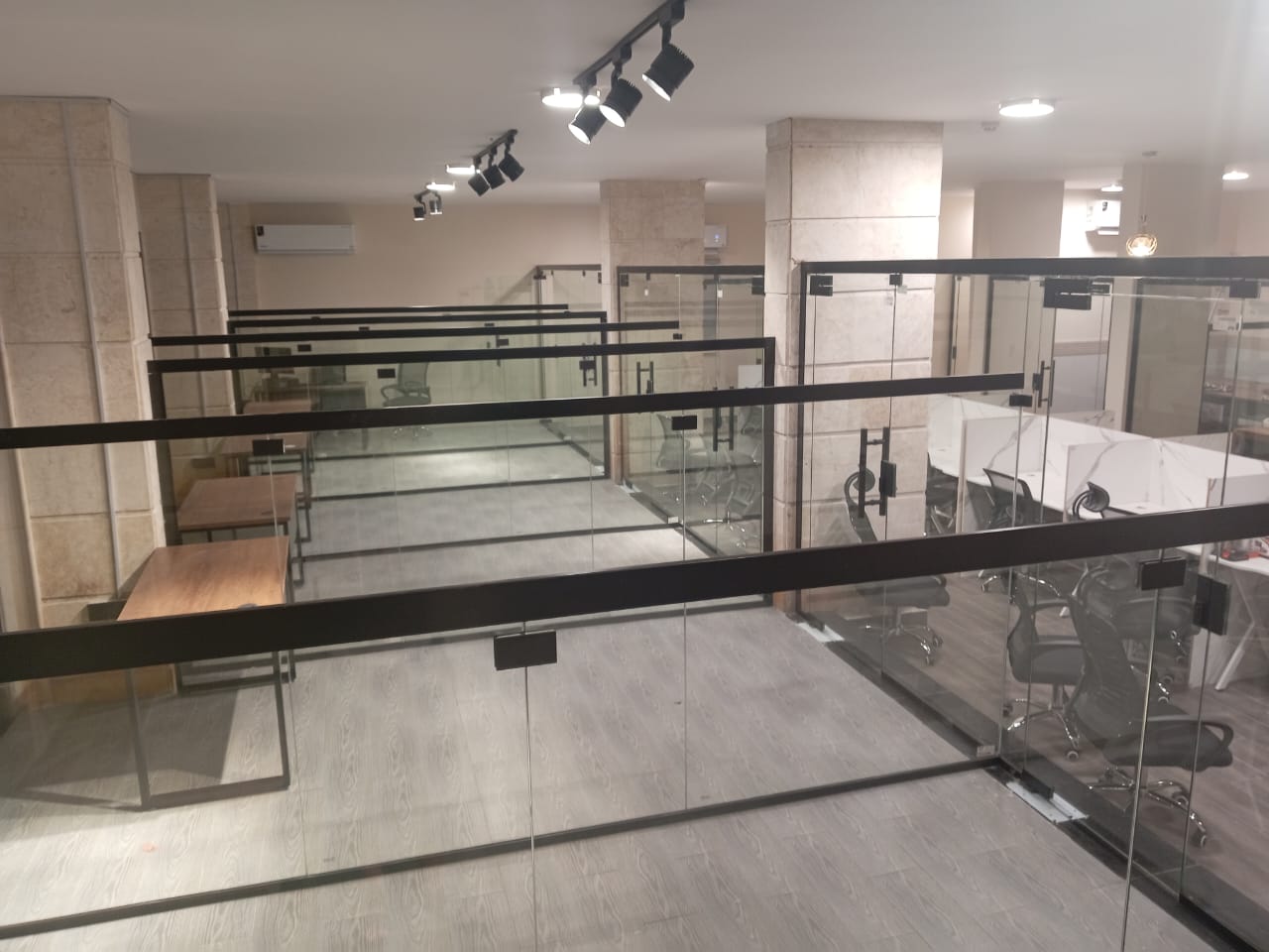 كبائن شاور زجاجية - تصميم نصف دائري