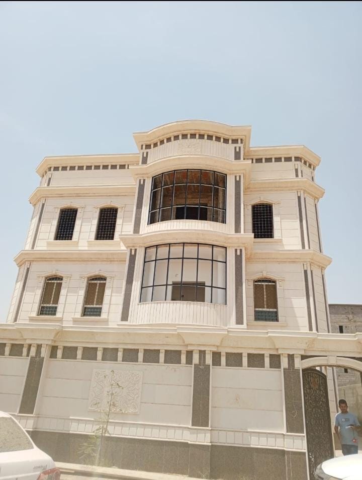 بلكونة استراكشر بإطار نحيف