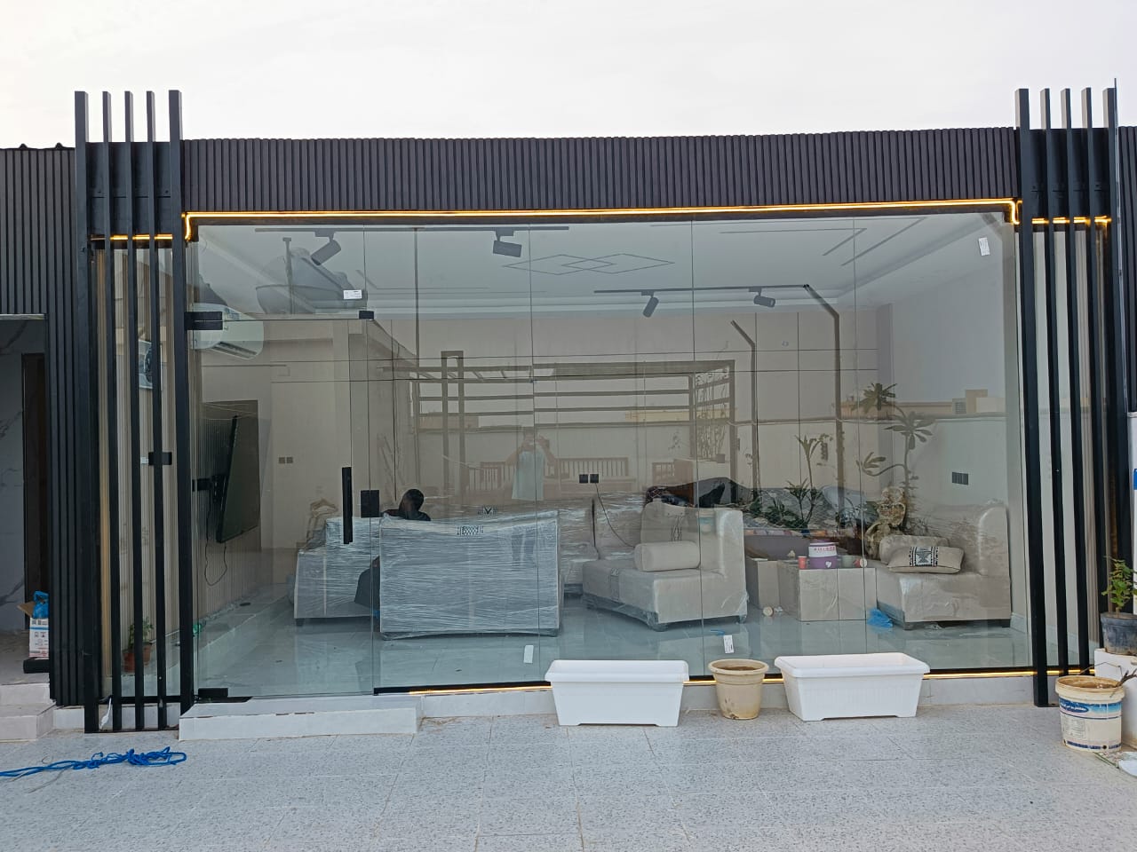 بلكونة استراكشر مزودة بإضاءة