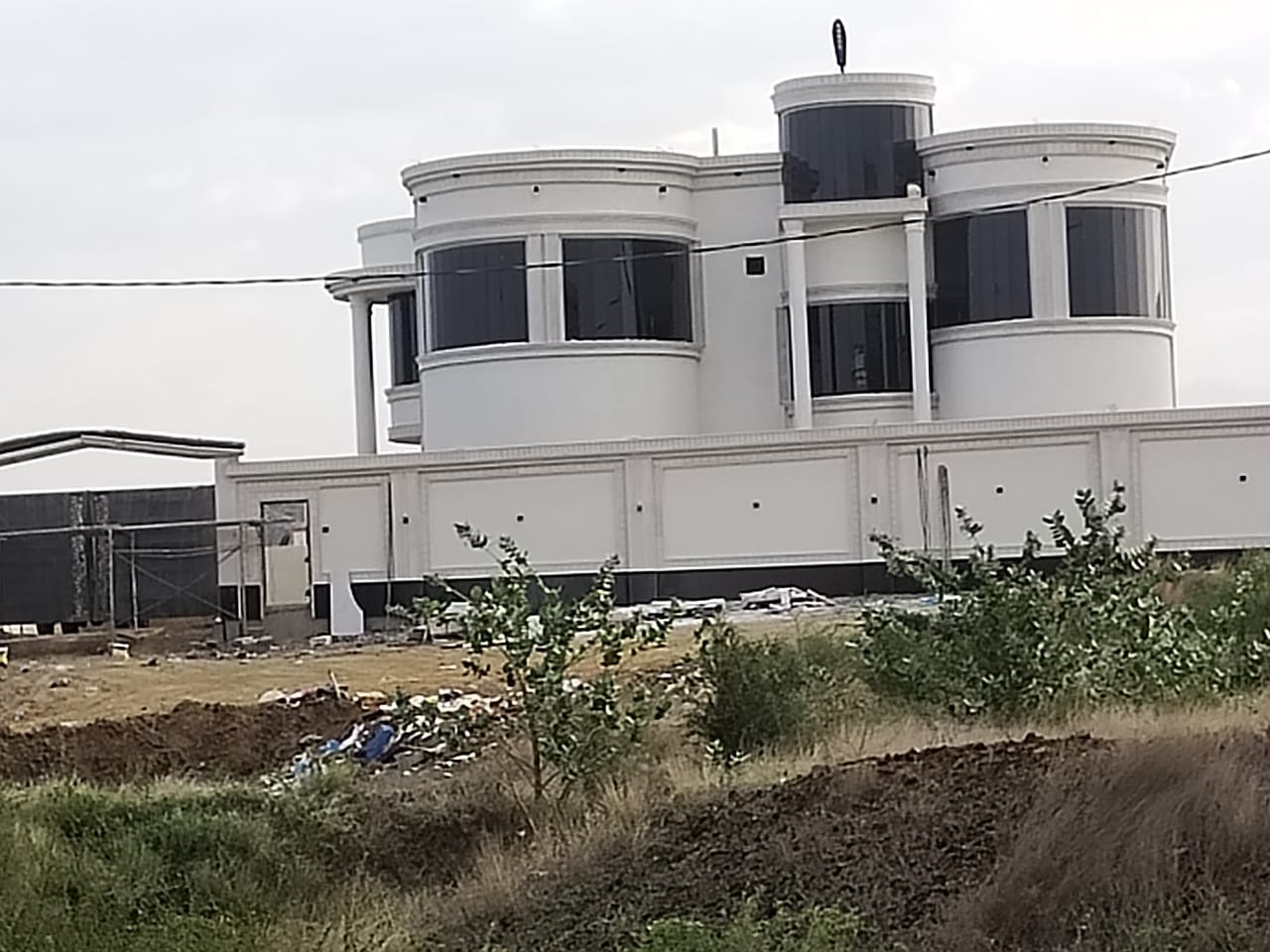 بلكونة استراكشر مفصلية